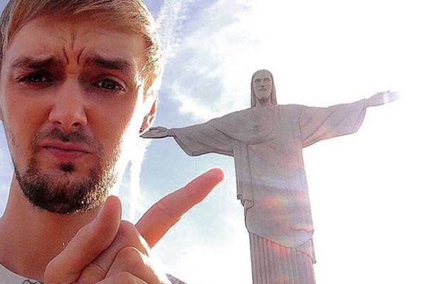 Após noite de bebedeira, jovem compra passagem para o Brasil e acaba tendo viagem inesquecível