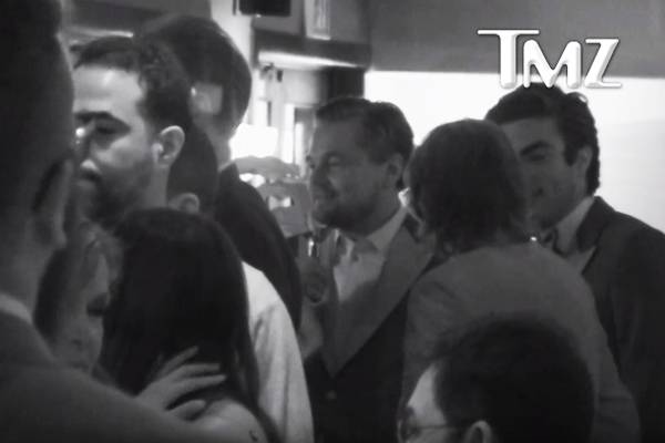 Leonardo DiCaprio comemorou tanto a vitória no Oscar que quase esquece o famoso prêmio em evento