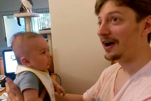 Bebê de apenas três meses de idade surpreende pai ao responder “eu te amo”