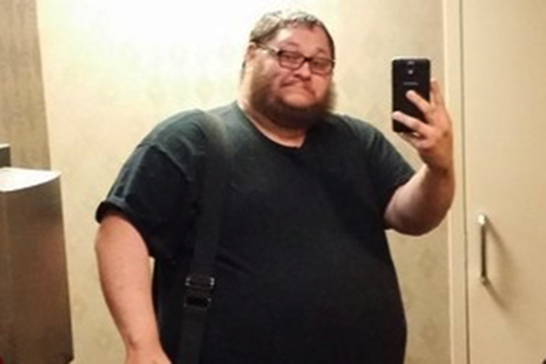 Após perder mais de 90 quilos, rapaz recebe presente incrível de seus melhores amigos