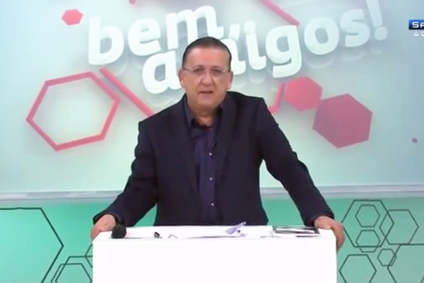 Galvão Bueno comete gafe no dia de seu retorno ao programa ‘Bem, Amigos’