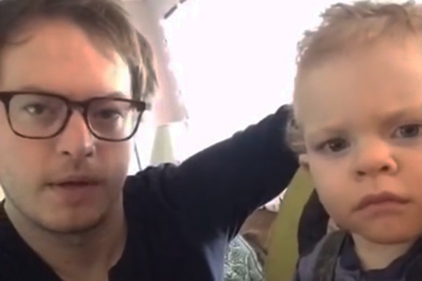 Pai faz dublagens divertidas com o filho durante um ano inteiro para entreter esposa no trabalho