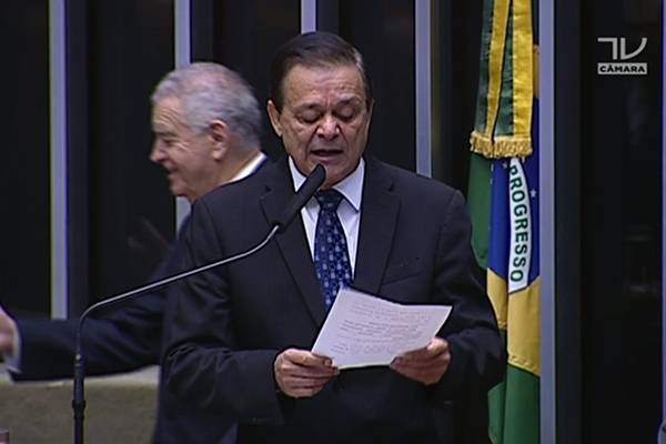 Relator do impeachment, deputado Jovair Arantes cita Chico Xavier em discurso e provoca polêmica nas redes sociais