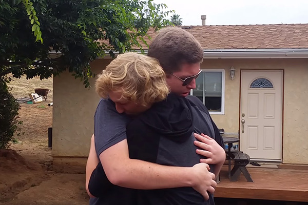 Em vídeo emocionante, irmãos daltônicos veem cores pela primeira vez com ajuda de óculos especiais 