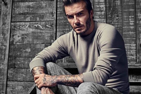 David Beckham aparece costurando vestidos para as bonecas da filha Harper em foto de sua esposa