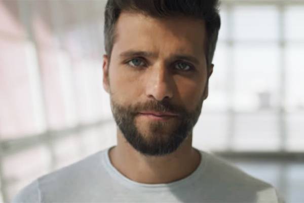 Em vídeo, Bruno Gagliasso rebate criticas à adoção de menina africana