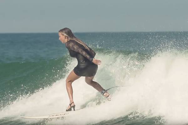 Surfista profissional pega onda usando salto alto em vídeo inacreditável