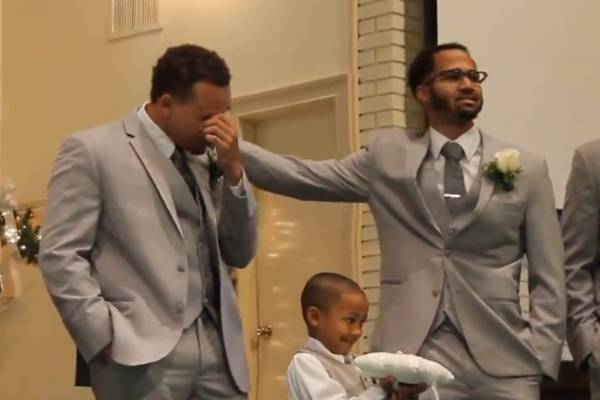 Noivo não consegue segurar as lágrimas ao ver futura esposa entrando na igreja