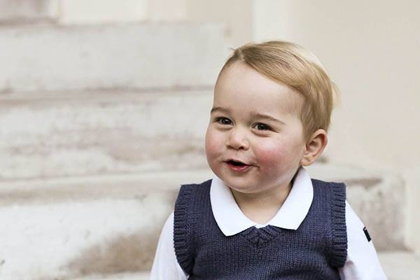 Rainha Elizabeth II comemora 90 anos com foto em família, mas quem rouba a cena é o Príncipe George