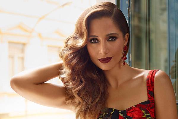 Camila Pitanga é fotografada sem maquiagem no metrô e fala sobre flagra nas redes sociais