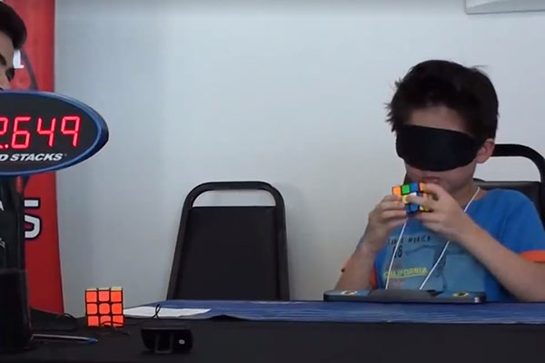 Vídeo incrível de garotinho resolvendo cubo mágico de olhos fechados leva internet brasileira à loucura