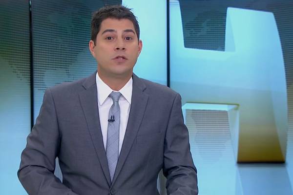 Evaristo Costa inova no look, justifica escolha no Twitter e leva internet à loucura