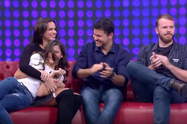 Irmã de Bruna Marquezine aparece em anúncio de novo programa e semelhança da jovem com atriz impressiona