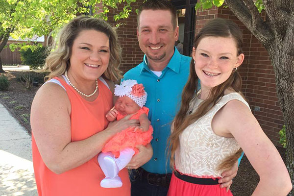 Após visita ao hospital com a filha, mãe recebe ajuda de garçom e história comove Facebook