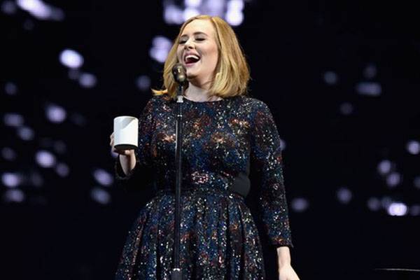 Irritada, cantora Adele interrompe show na Itália para dar bronca em fã “folgado”