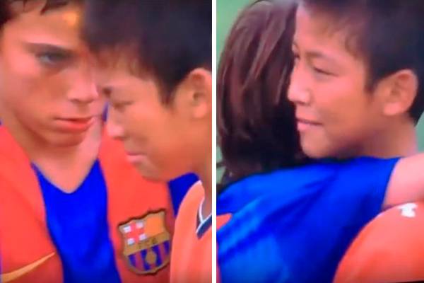 Após vitória, jovens jogadores do Barcelona consolam adversário em vídeo emocionante