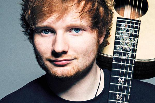 Ed Sheeran faz tatuagem bizarra e fãs reclamam; relembre outros músicos que erraram no desenho