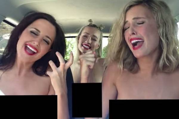 Mulheres fazem versões de músicas famosas em carro e vídeo divertido faz sucesso na web