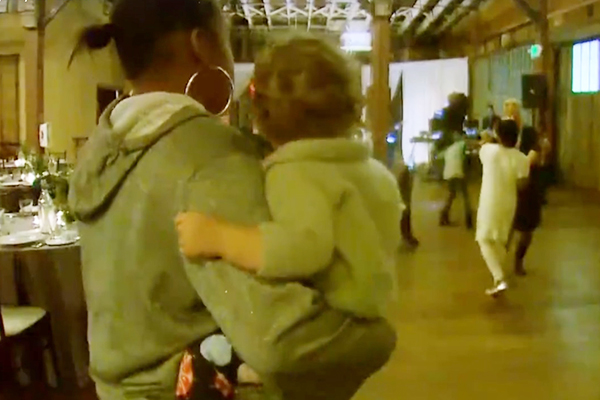 Após ser abandonada no altar, noiva encontra maneira inspiradora para superar a tristeza