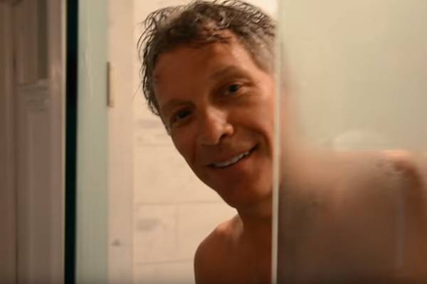 Jon Bon Jovi aparece tomando banho em vídeo publicado na internet e leva fãs à loucura