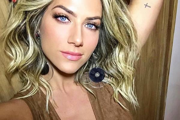 Em foto antiga, Giovanna Ewbank aparece com a filha Titi no colo em Malawi, África