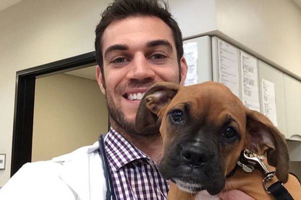 O “veterinário mais bonito do mundo” conquistou a internet com beleza e animais fofinhos