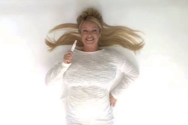 Esta mulher usou uma música da Britney Spears para anunciar que está grávida e o resultado é maravilhoso
