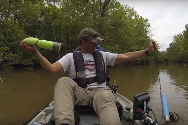 Homem acha que fisgou peixe, mas acaba tendo uma surpresa nada agradável ao recolher isca