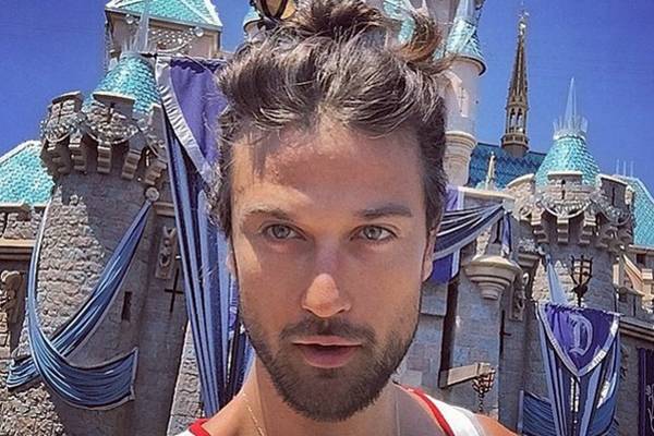 Conta no Instagram é dedicada a encontrar caras bonitos passeando pela Disney