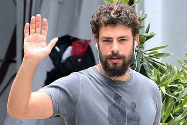 Cauã Reymond aparece careca em foto com fãs