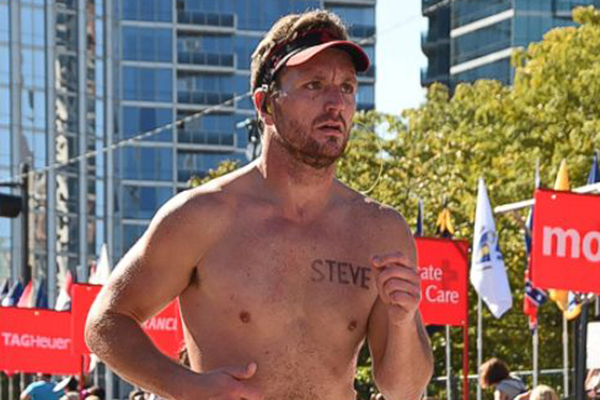 Rapaz aposta em tática inesperada para conseguir encontro em plena maratona