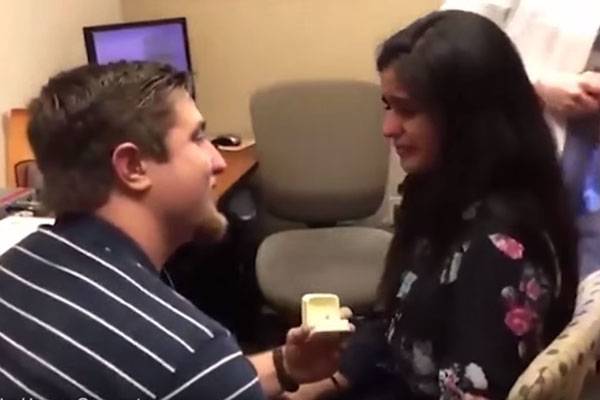 Após receber aparelho auditivo e ouvir pela primeira vez, mulher é surpreendida com pedido de casamento
