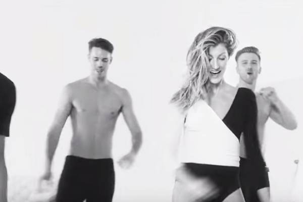 Gisele Bündchen dança com modelos sem camisa em vídeo