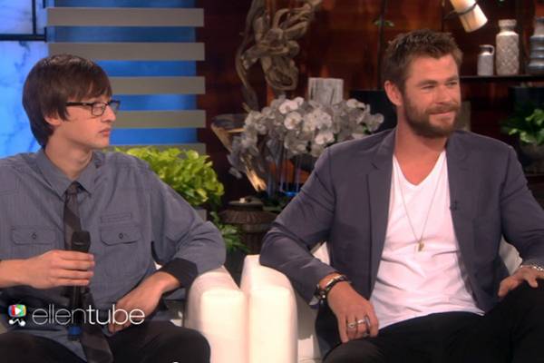 Chris Hemsworth, o Thor, surpreendeu jovem que devolveu sua carteira com um presente inesquecível