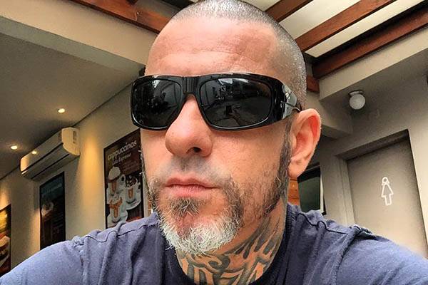 Henrique Fogaça provoca polêmica ao publicar na internet foto com cabeça de porco