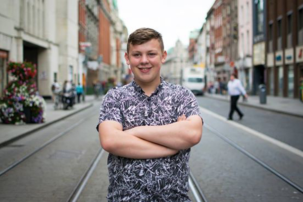 Adolescente impede que homem cometa suicídio e recebe uma incrível homenagem