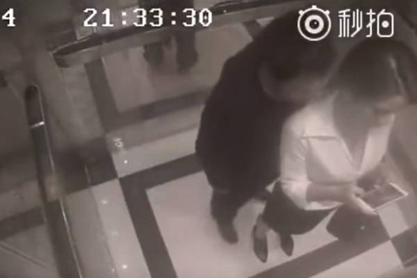 Vídeo registra mulher reagindo com chutes e pontapés após ser assediada em elevador