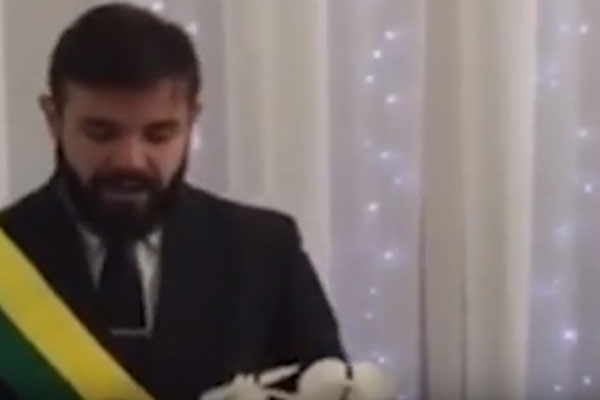 Em vídeo, juiz de paz comove a internet ao cantar em cartório durante realização de casamentos