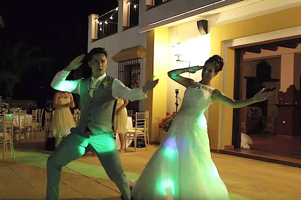 Recém-casados surpreendem convidados com primeira dança MUITO diferente