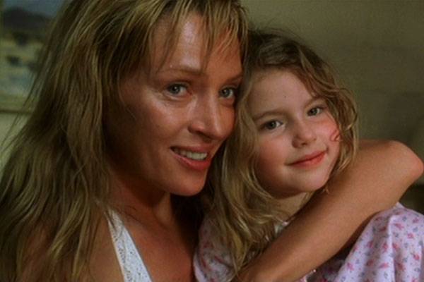 Lembra dela? Atriz mirim que viveu filha de Uma Thurman em “Kill Bill” segue carreira de atriz
