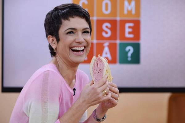 Sem maquiagem, Sandra Annenberg anuncia mudanças do “Jornal Hoje” para a Olimpíada