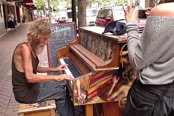 Internet consegue ajuda para morador de rua que encantou pedestres ao tocar piano