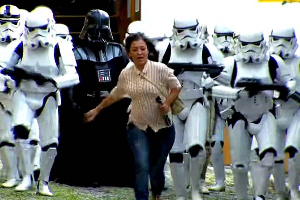 Nova pegadinha do Silvio Santos assusta pedestres com personagens de ‘Star Wars’