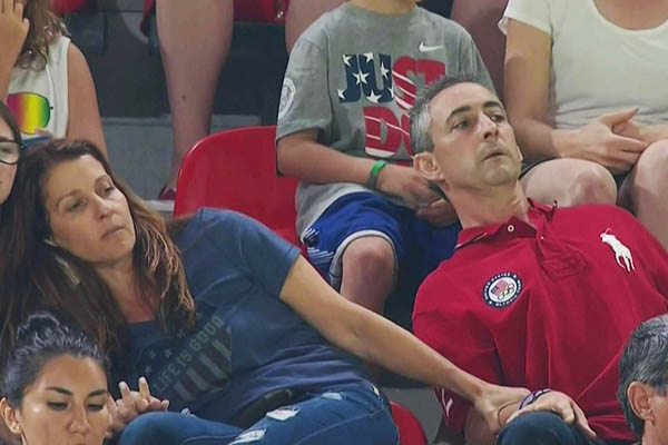 A reação dos pais de uma atleta americana durante apresentação merece medalha