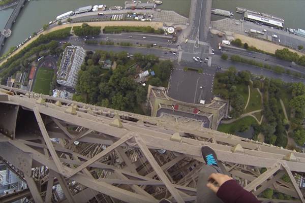 Jovem é interrogado por seis horas após escalar Torre Eiffel sem equipamento de segurança