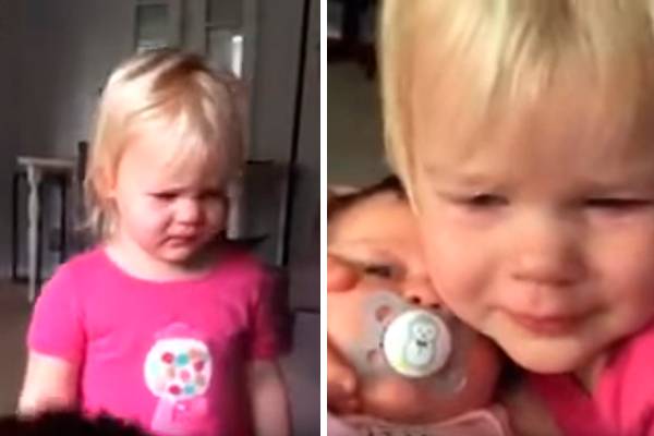 Garotinha só se acalma ao abraçar irmã recém-nascida em vídeo adorável que fez sucesso na internet