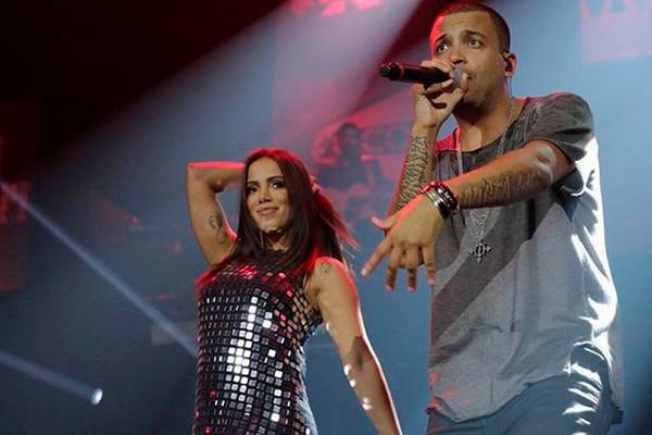 Anitta é atingida por latinha durante show de Projota e rapper sai em sua defesa