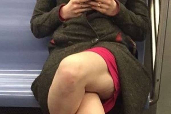 Internauta registra mulher “cruzando as pernas” no metrô e foto provoca polêmica por motivo peculiar