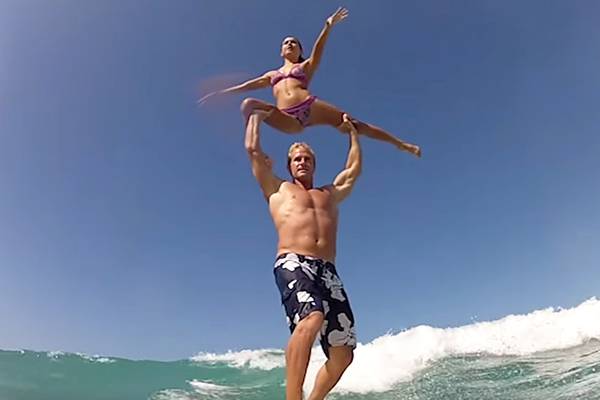 Eles fizeram acrobacias incríveis numa prancha de surf e conquistaram a internet