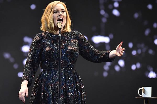 Adele comete “gafe” durante apresentação e reação hilária da cantora é registrada por fã